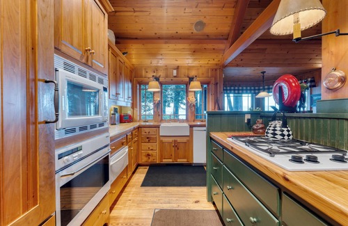 Homewood Casa | Homewood Lakefront by AvantStay | Private Beach & Lake Access + Views!