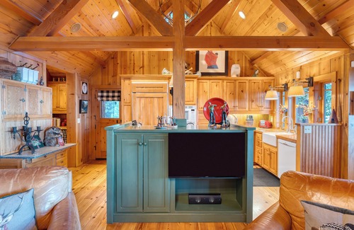 Homewood Casa | Homewood Lakefront by AvantStay | Private Beach & Lake Access + Views!