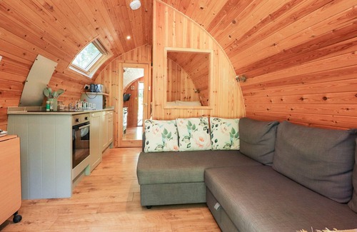 Knott End-on-Sea Cabaña | HOMEWOOD POD, pet friendly, with hot tub in Garstang