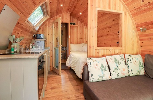 Knott End-on-Sea Cabaña | HOMEWOOD POD, pet friendly, with hot tub in Garstang