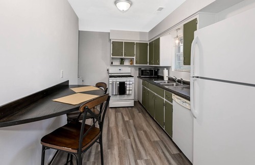 Cuyahoga Falls Apartamento | Homey 2bd Perfect for Traveling Professionals!