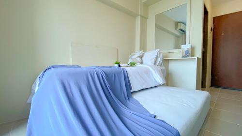 Kayu Putih Apartamento | Homey and Best Place Studio Tifolia Apartment By Travelio