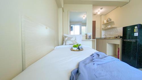 Kayu Putih Apartamento | Homey and Best Place Studio Tifolia Apartment By Travelio