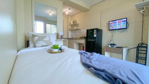 Kayu Putih Apartamento | Homey and Best Place Studio Tifolia Apartment By Travelio