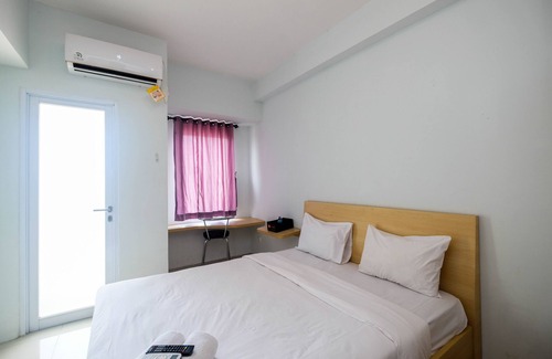 Karawang Apartamento | Homey and Comfy Studio Tamansari Mahogany Apartment