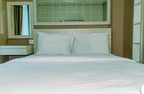 Kayu Putih Apartamento | Homey and Warm Studio Room at Tifolia Apartment By Travelio