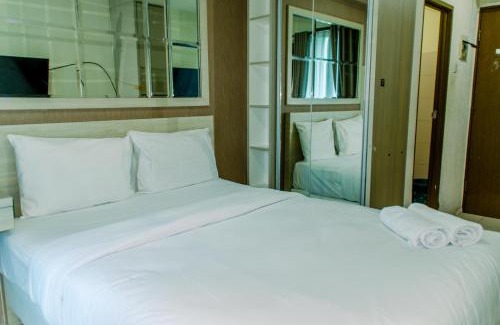 Kayu Putih Apartamento | Homey and Warm Studio Room at Tifolia Apartment By Travelio