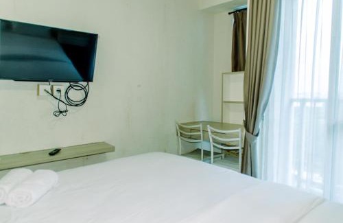 Kayu Putih Apartamento | Homey and Warm Studio Room at Tifolia Apartment By Travelio