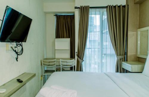 Kayu Putih Apartamento | Homey and Warm Studio Room at Tifolia Apartment By Travelio