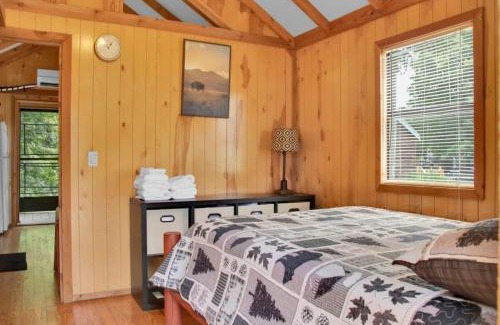 Bloomington Casa | Homey Cabin in Bloomington with Views