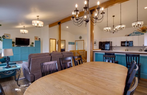 Frisco Casa | Homey Dog-Friendly Retreat w/ Deck in Dtwn Frisco!
