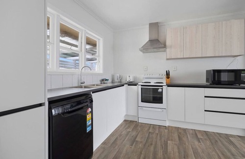 Papatoetoe Casa | Homey Hideaway 3 BR w Parking , Wi-fi and Netflix