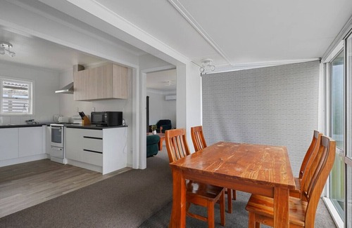 Papatoetoe Casa | Homey Hideaway 3 BR w Parking , Wi-fi and Netflix