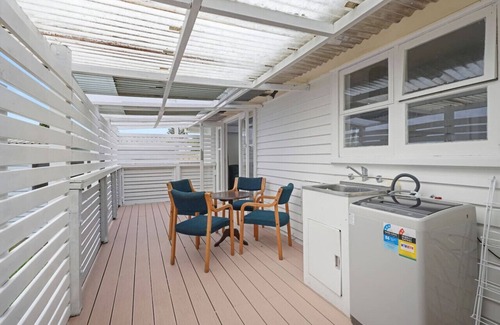 Papatoetoe Casa | Homey Hideaway 3 BR w Parking , Wi-fi and Netflix