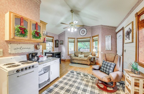 Libby Apartamento | Homey Pet-Friendly Libby Cottage w/ Yard by Creek!