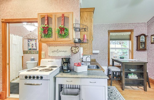 Libby Apartamento | Homey Pet-Friendly Libby Cottage w/ Yard by Creek!