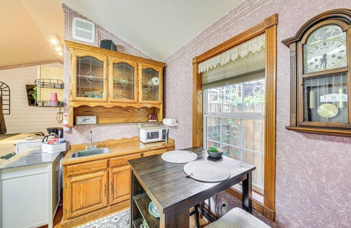 Libby Apartamento | Homey Pet-Friendly Libby Cottage w/ Yard by Creek!