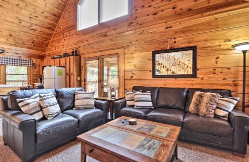 Sevierville Casa | Homey Sevierville Cabin with Deck Near Pigeon Forge!