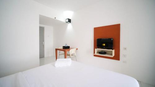 Surabaya Apartamento | Homey Studio Apartment at Dian Regency By Travelio