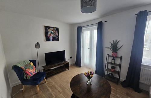 Swindon Casa | Homington House Long Stays Sleeps 8 Free Parking