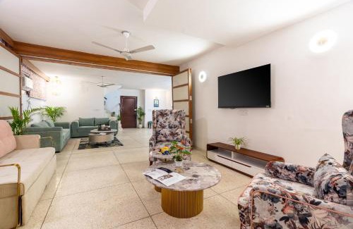 New Friends Colony Apartamento | Homlee-Excellency Large 4BHK-South Delhi- NFC