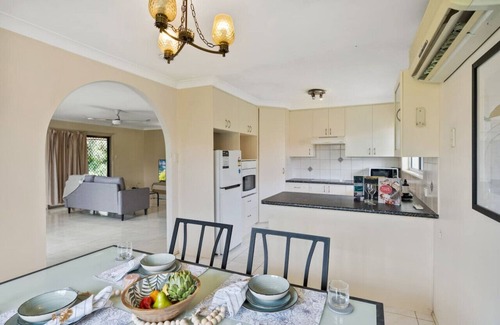 Robertson Casa | Homy Spacious 4B2B w/Parking steps to Malls/Dining