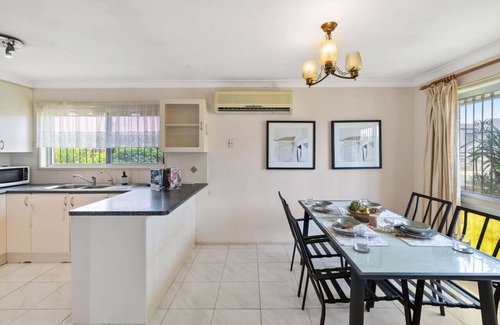 Robertson Casa | Homy Spacious 4B2B w/Parking steps to Malls/Dining