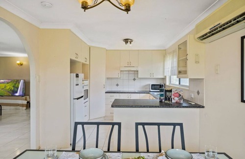 Robertson Casa | Homy Spacious 4B2B w/Parking steps to Malls/Dining