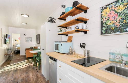 Fredericksburg Cabaña | Honey at the Hive, 1/1 | Private Hot Tub | Gas Fire Pit | Cornhole