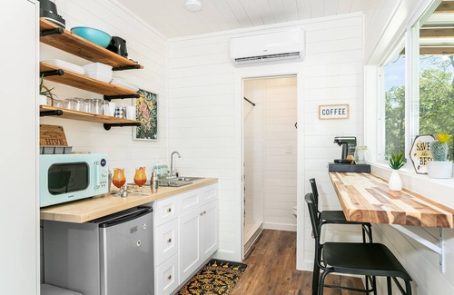 Fredericksburg Cabaña | Honey at the Hive, 1/1 | Private Hot Tub | Gas Fire Pit | Cornhole