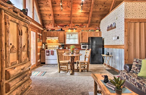 Townsend Cabina | Honey Bear Pause: Rural Escape w/Porch & Hot Tub!