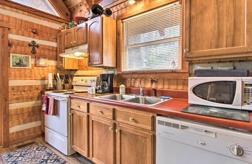 Townsend Cabina | Honey Bear Pause: Rural Escape w/Porch & Hot Tub!