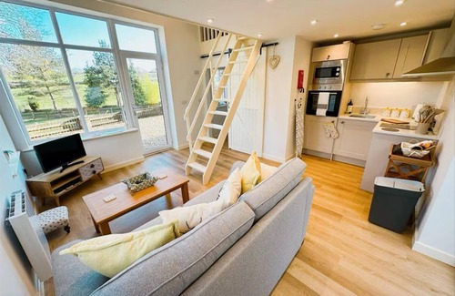Kingswood Casa | Honey Bee Cottage, Tiny House, Welshpool