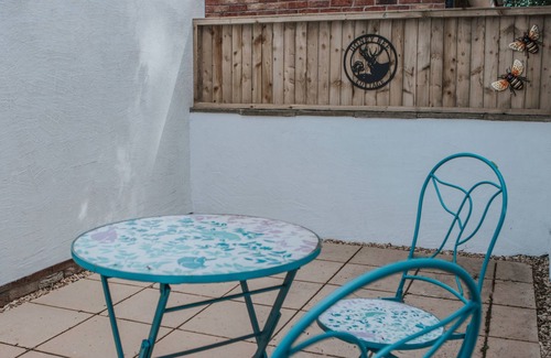 Kingswood Casa | Honey Bee Cottage, Tiny House, Welshpool