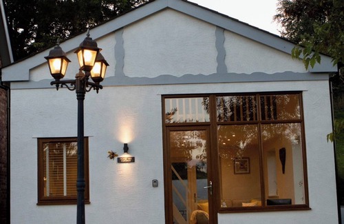 Kingswood Casa | Honey Bee Cottage, Tiny House, Welshpool