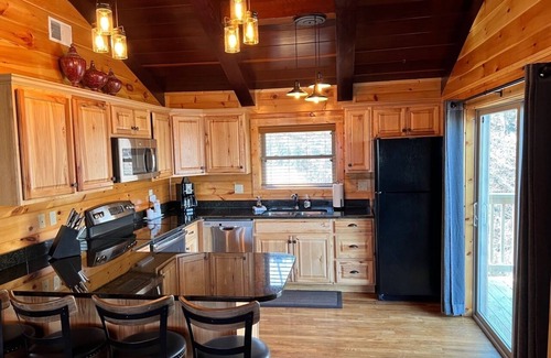 Gatlinburg Chalet De Esquí | Honey Bee Hideaway, nestled in the woods!