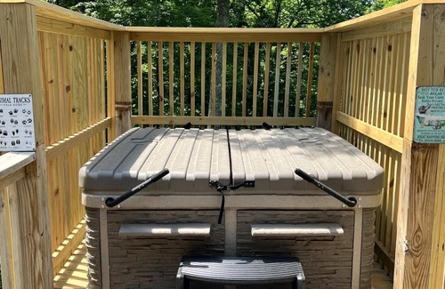Gatlinburg Chalet De Esquí | Honey Bee Hideaway, nestled in the woods!