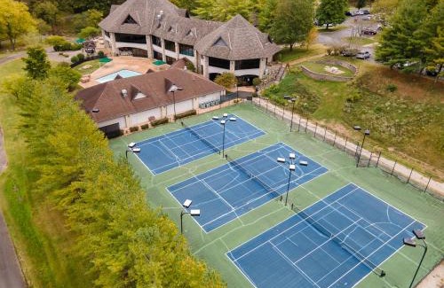 Branson West Casa | Honey Bee Inn with Communal Amenities & More