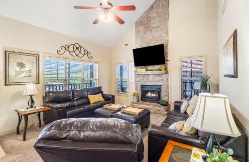 Branson West Casa | Honey Bee Inn with Communal Amenities & More