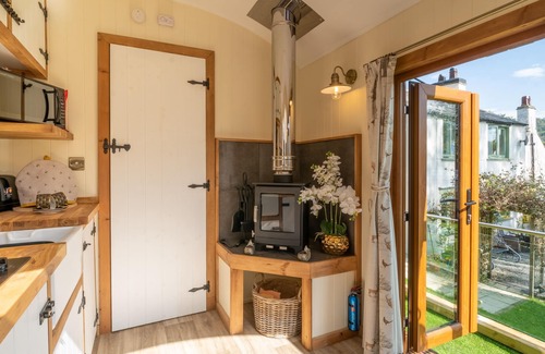 Hawkshead Cabina | Honey Bee Shepherd's Hut - Wood-fired Hot Tub