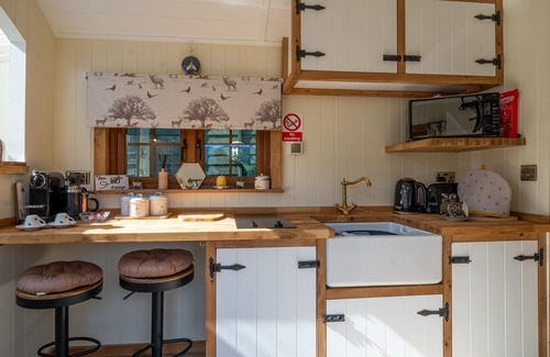 Hawkshead Cabina | Honey Bee Shepherd's Hut - Wood-fired Hot Tub