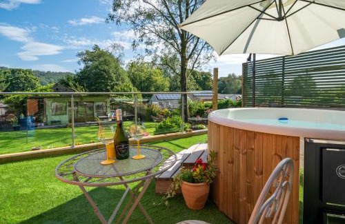 Hawkshead Casa | Honey Bee Shepherd's Hut - with Woodfired Hot Tub