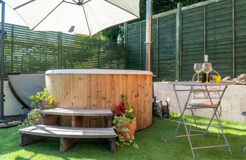 Hawkshead Casa | Honey Bee Shepherd's Hut - with Woodfired Hot Tub