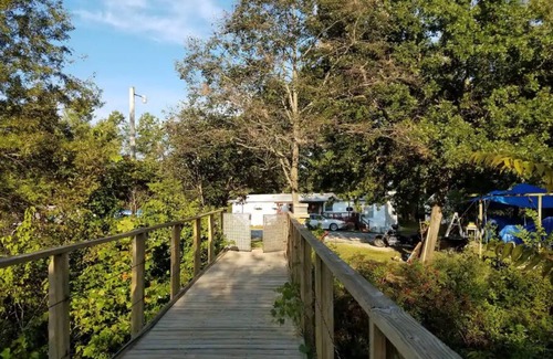 Henry County Cabina | Honey Creek Hideaway at Back Country Camp