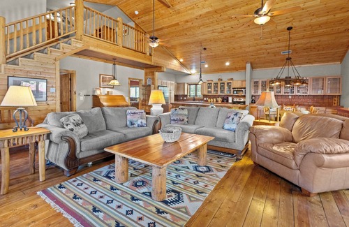 Red River Apartamento | "Honey Haven on Main" Luxury Loft-Sleeps 8-In Town-Pet Friendly