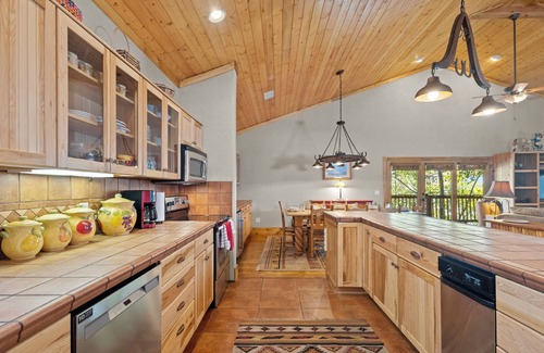 Red River Apartamento | "Honey Haven on Main" Luxury Loft-Sleeps 8-In Town-Pet Friendly