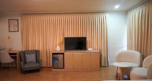 Mabolo Apartamento | Honey Suite Room 1 inside Bee Cafe Cebu