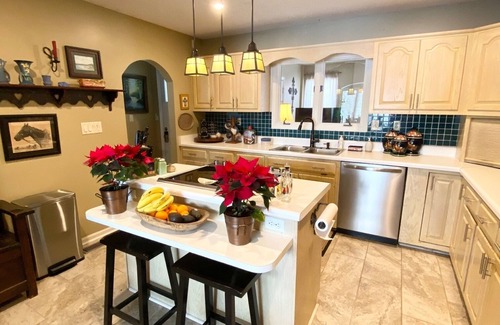 Tryon Casa | Honeybee Acres - 4 miles to TIEC