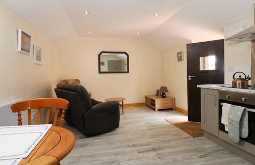Winestead Cabaña | HONEYBEE COTTAGE, pet friendly, with a garden in Withernsea
