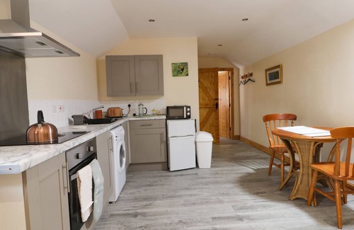 Winestead Cabaña | HONEYBEE COTTAGE, pet friendly, with a garden in Withernsea